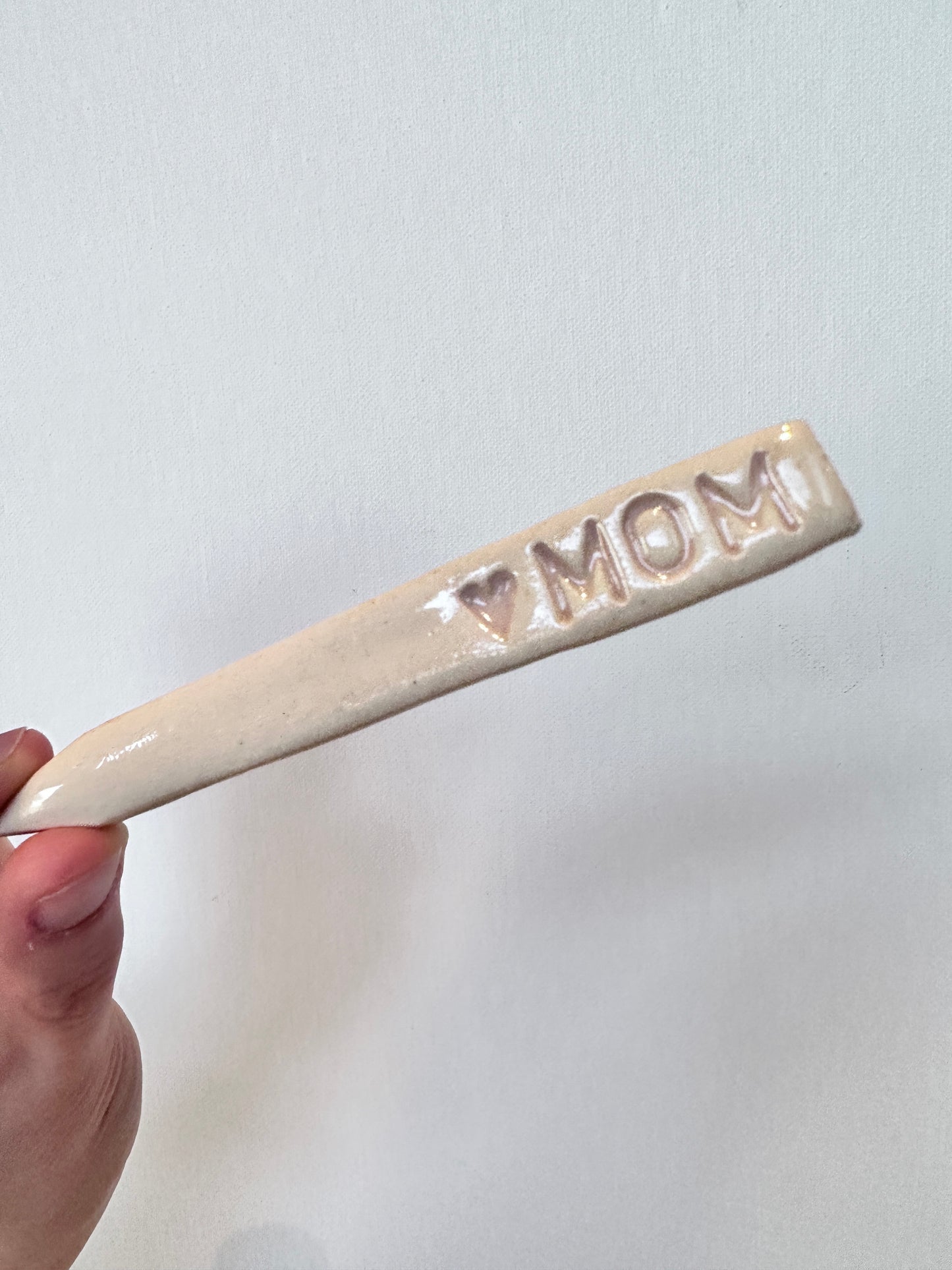 ‘🩷 MOM’ plant stake