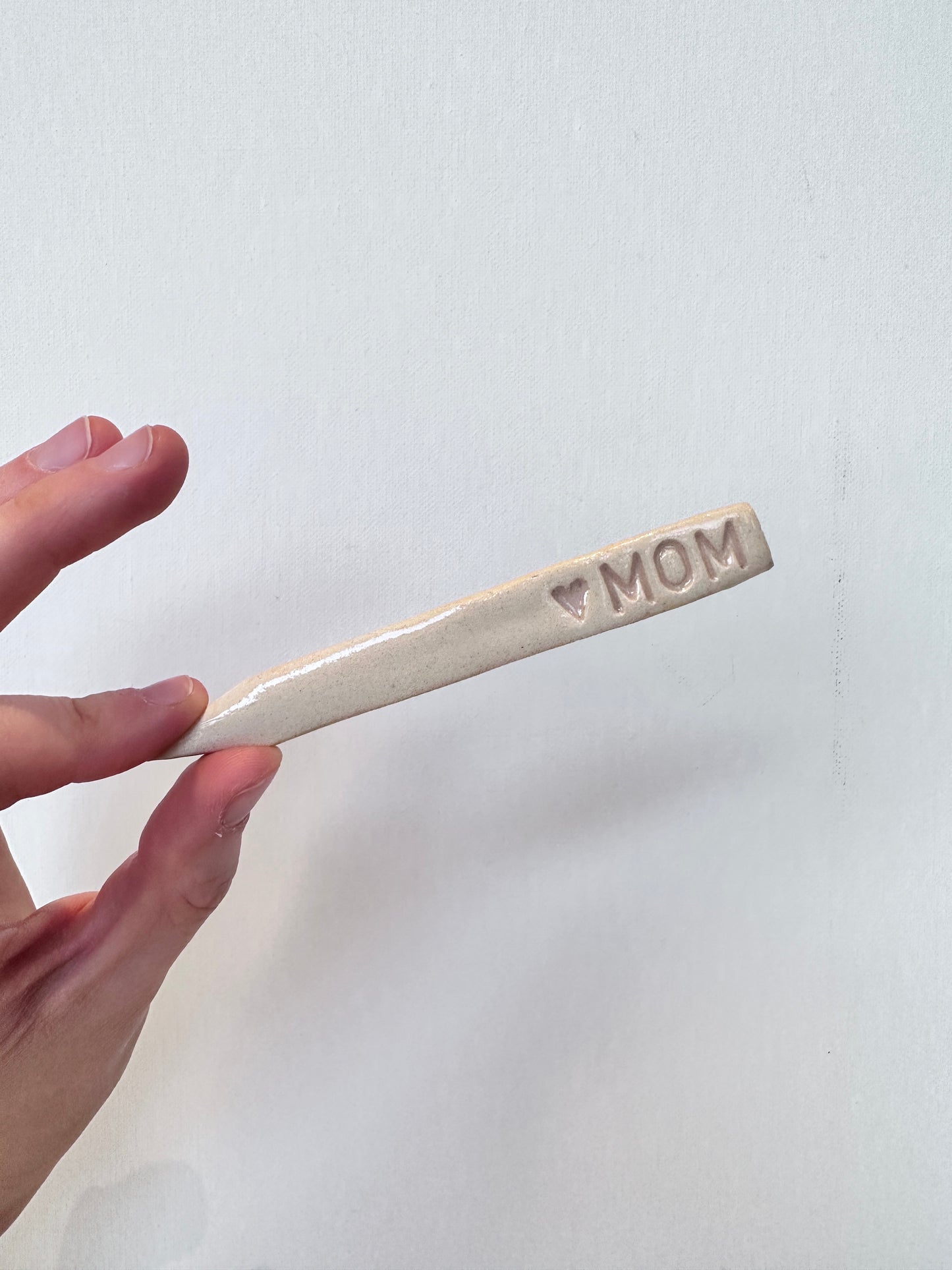 ‘🩷 MOM’ plant stake